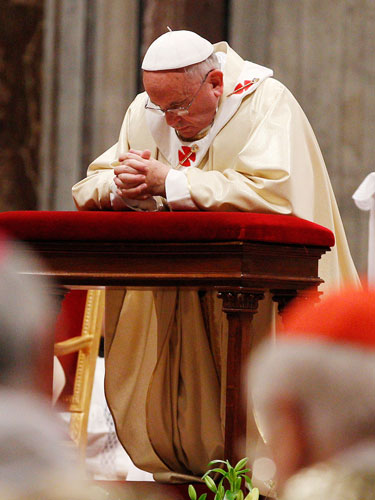 Papa Francisco rezando