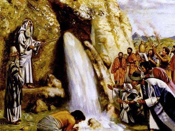 Moisés golpea la roca y mana agua
